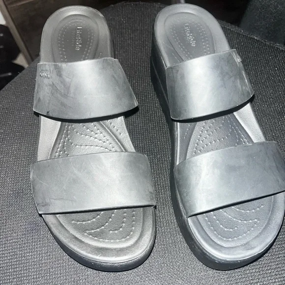 CROCS Brooklyn Women's Black Platform Wedges - Picture 2 of 2